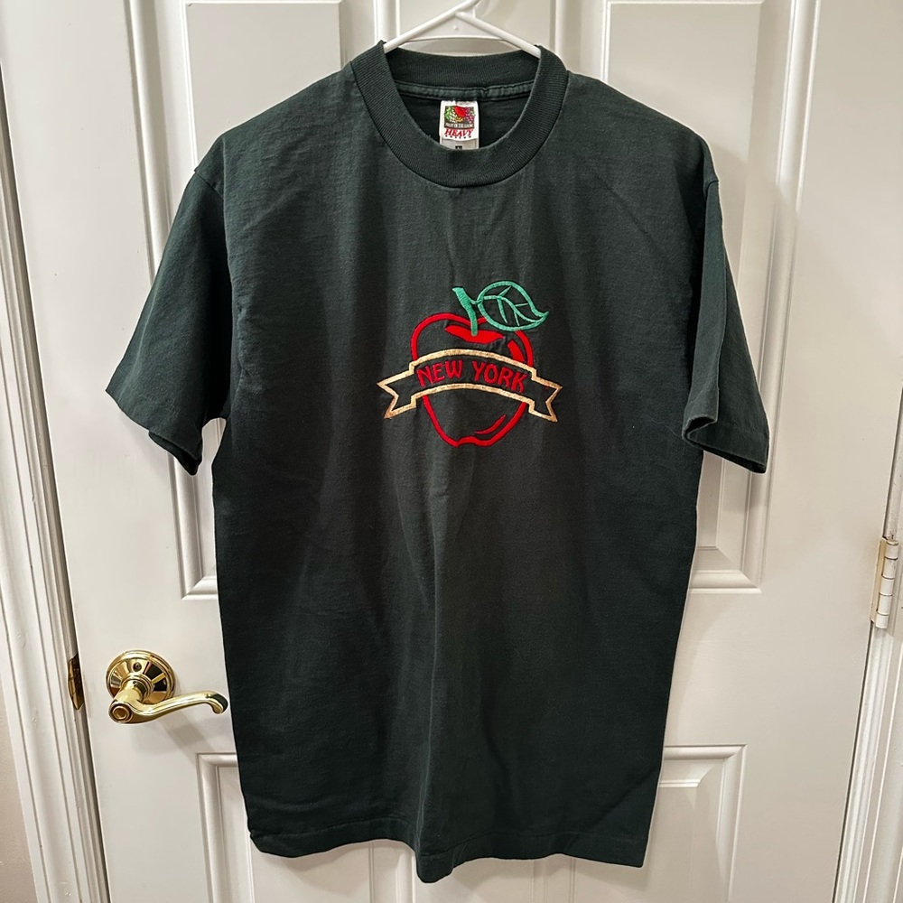 Vintage 💎 90s/Y2K Fruit of the loom big apple embroidered t-shirt